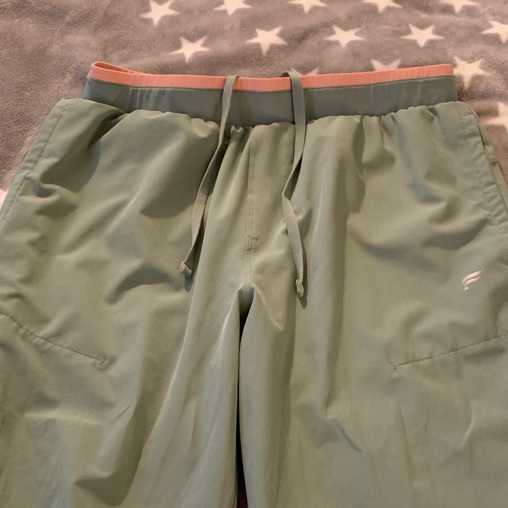 Fabletics green with pink trim on top Womems size large with back pocket - Picture 2 of 10